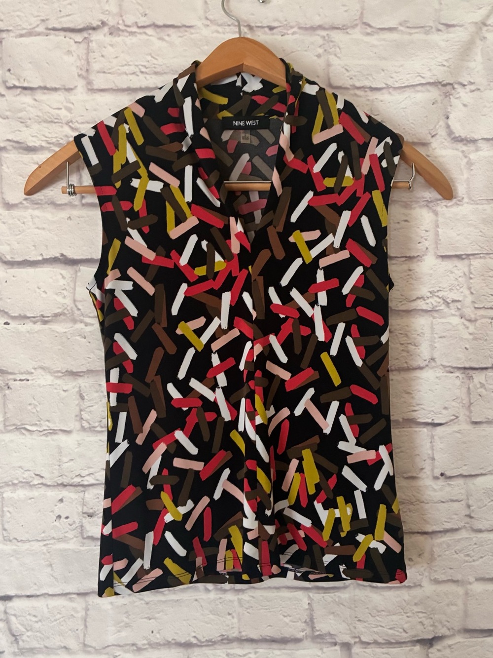 Nine West Black Sleeveless V-Neck Print Blouse - Small